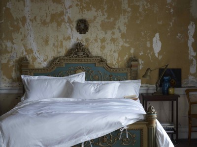 IMAGE 3 - White bedlinen with grand bed