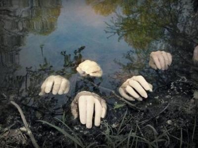 scary-Halloween-decoration-ideas-garden-decoration-fake-hands