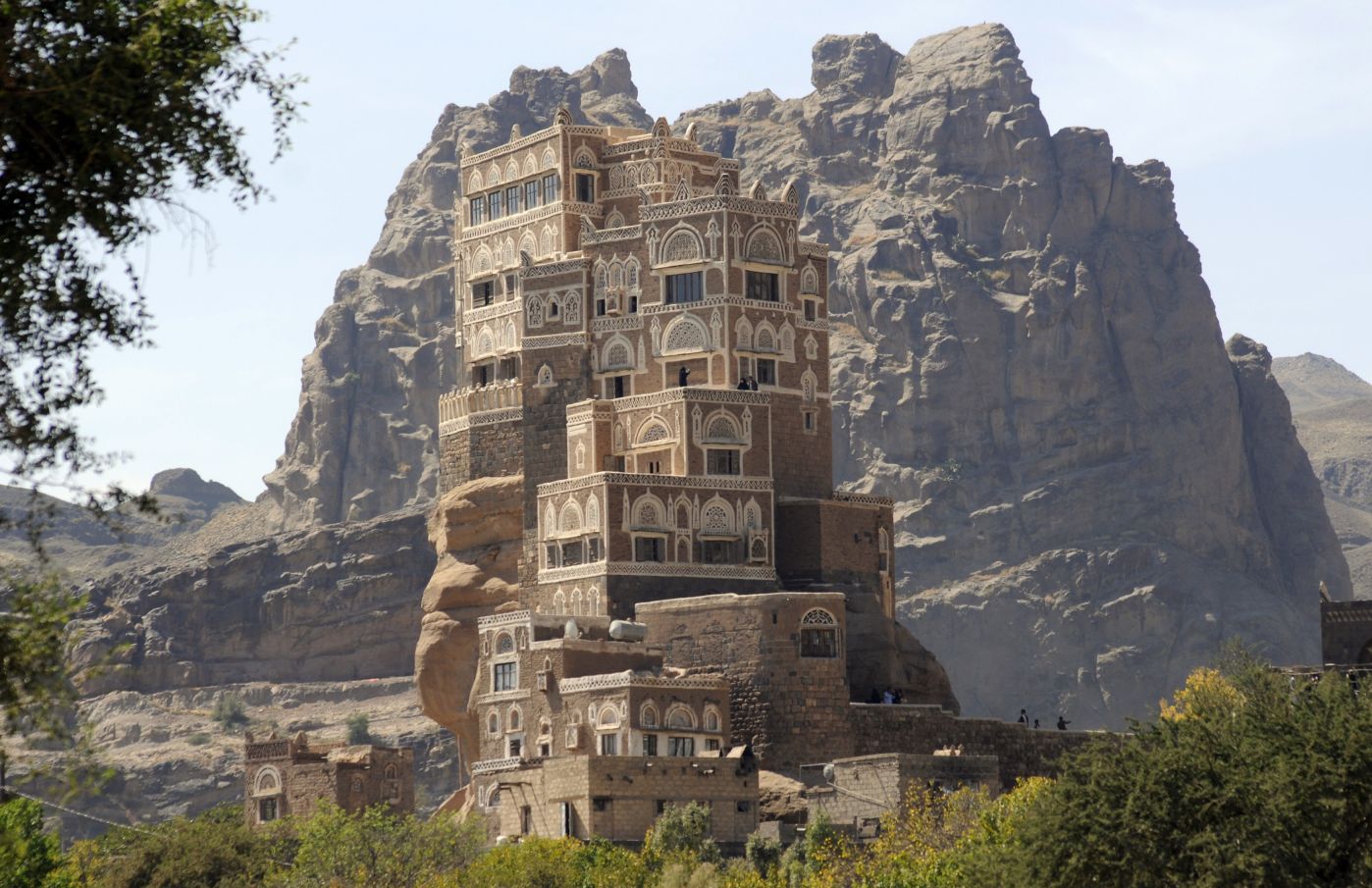 Dar al-hajar, a rock palace built in the 1930s, is seen near Sanaa November 7, 2011. Hundreds of Muslims around the country visit the monument during Eid al-Adha. REUTERS/Mohamed al-Sayaghi (YEMEN - Tags: SOCIETY)